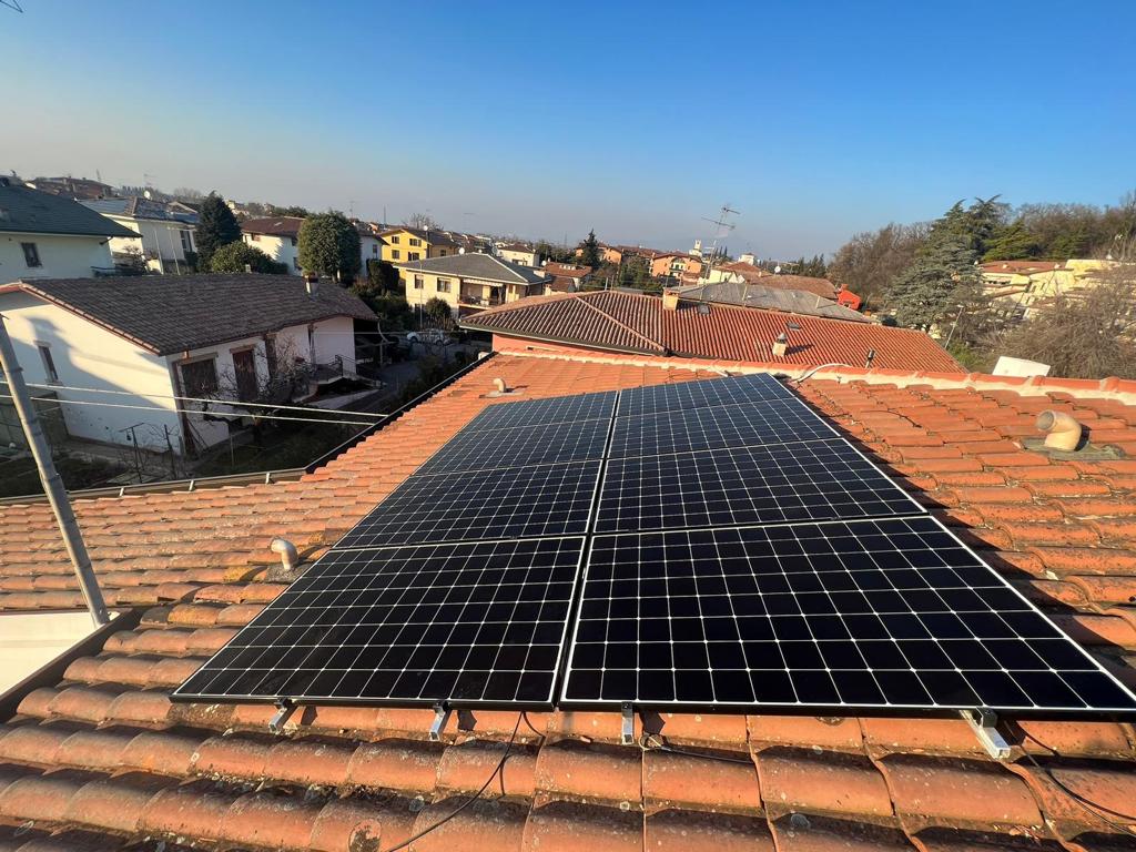 IMPIANTO FOTOVOLTAICO RESIDENZIALE - Castelnuovo del Garda (VR) realizzato da SOLARBI SRL,  a 