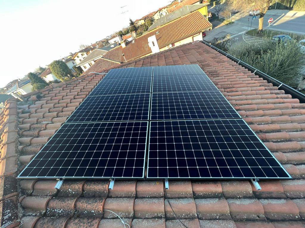 IMPIANTO FOTOVOLTAICO RESIDENZIALE - Castelnuovo del Garda (VR) realizzato da SOLARBI SRL,  a Sant'Ambrogio di Valpolicella