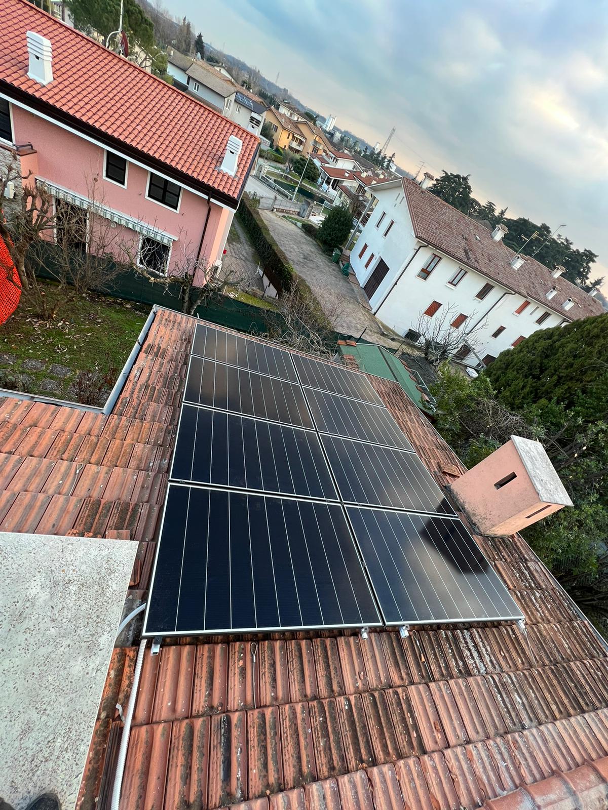 IMPIANTO FOTOVOLTAICO RESIDENZIALE - Castelnuovo del Garda (VR) realizzato da SOLARBI SRL,  a 