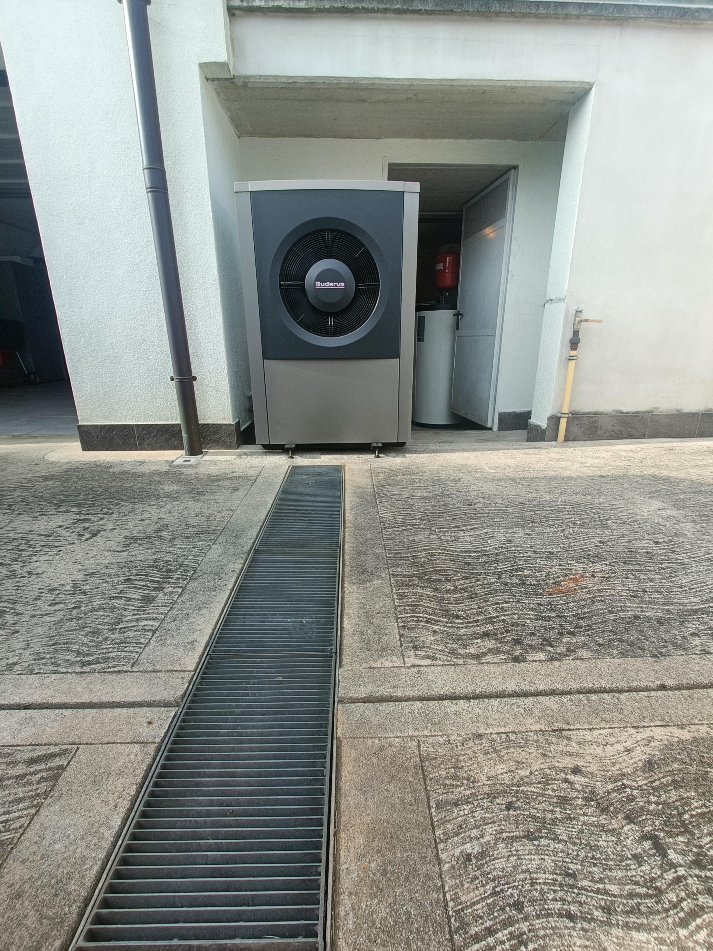 Pompa di calore Buderus (Villa di Serio) realizzato da HF Impianti,  a Monza