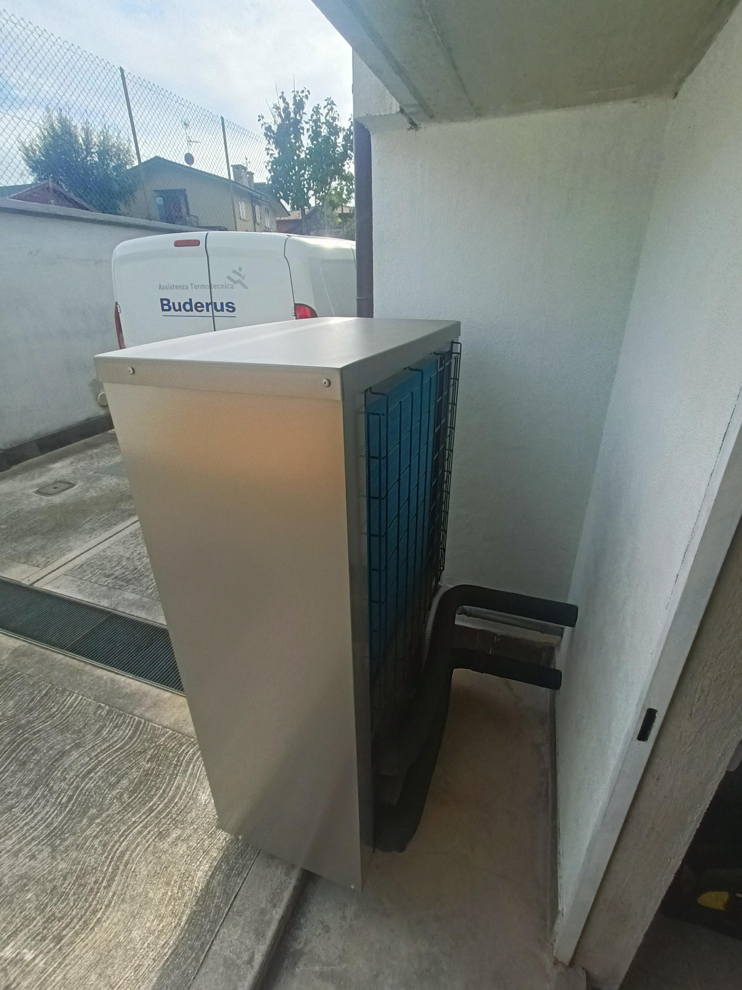 Pompa di calore Buderus (Villa di Serio) realizzato da HF Impianti,  a Monza