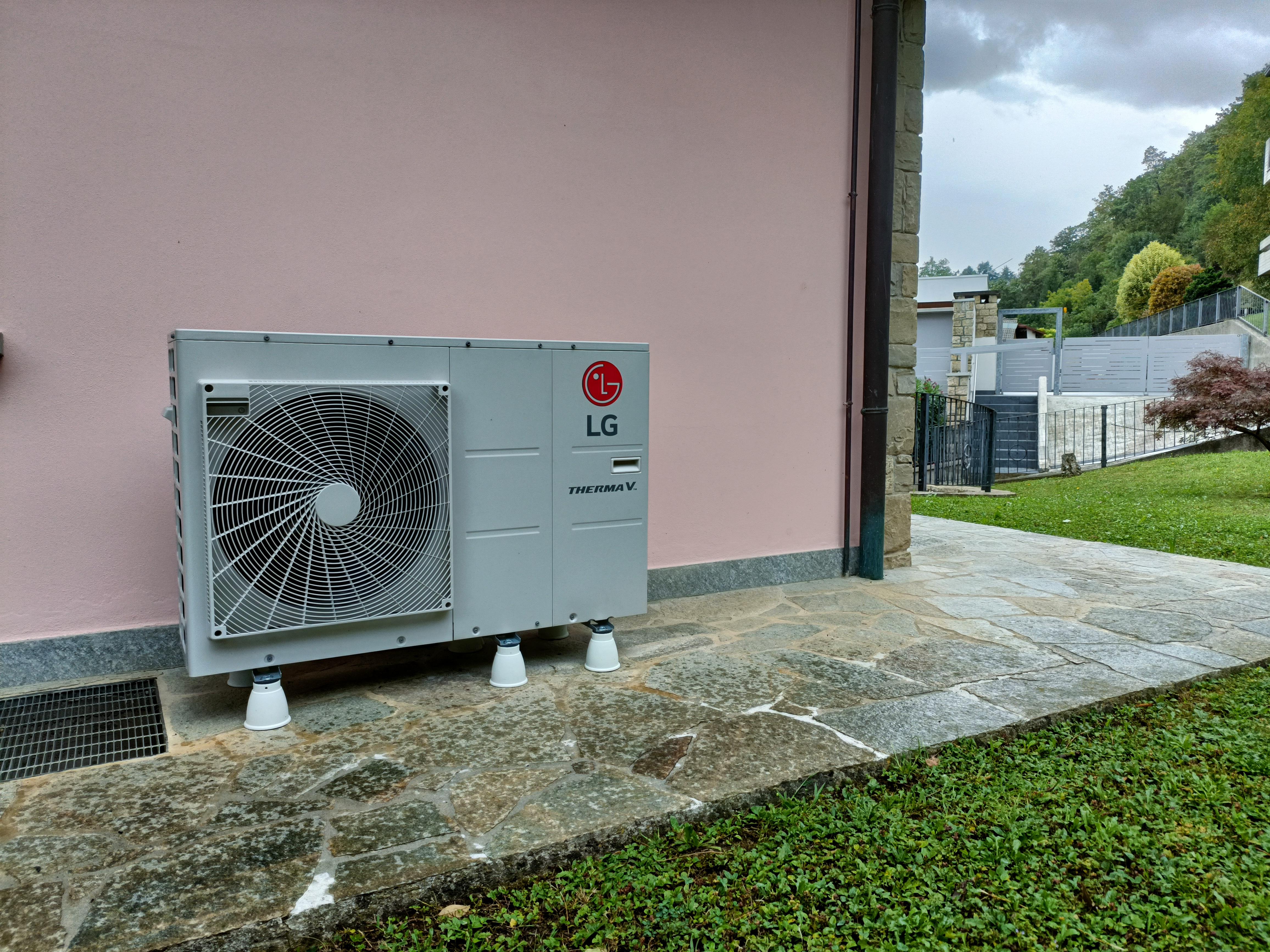 Pompa di calore LG Therma V (Cene) realizzato da HF Impianti,  a Monza