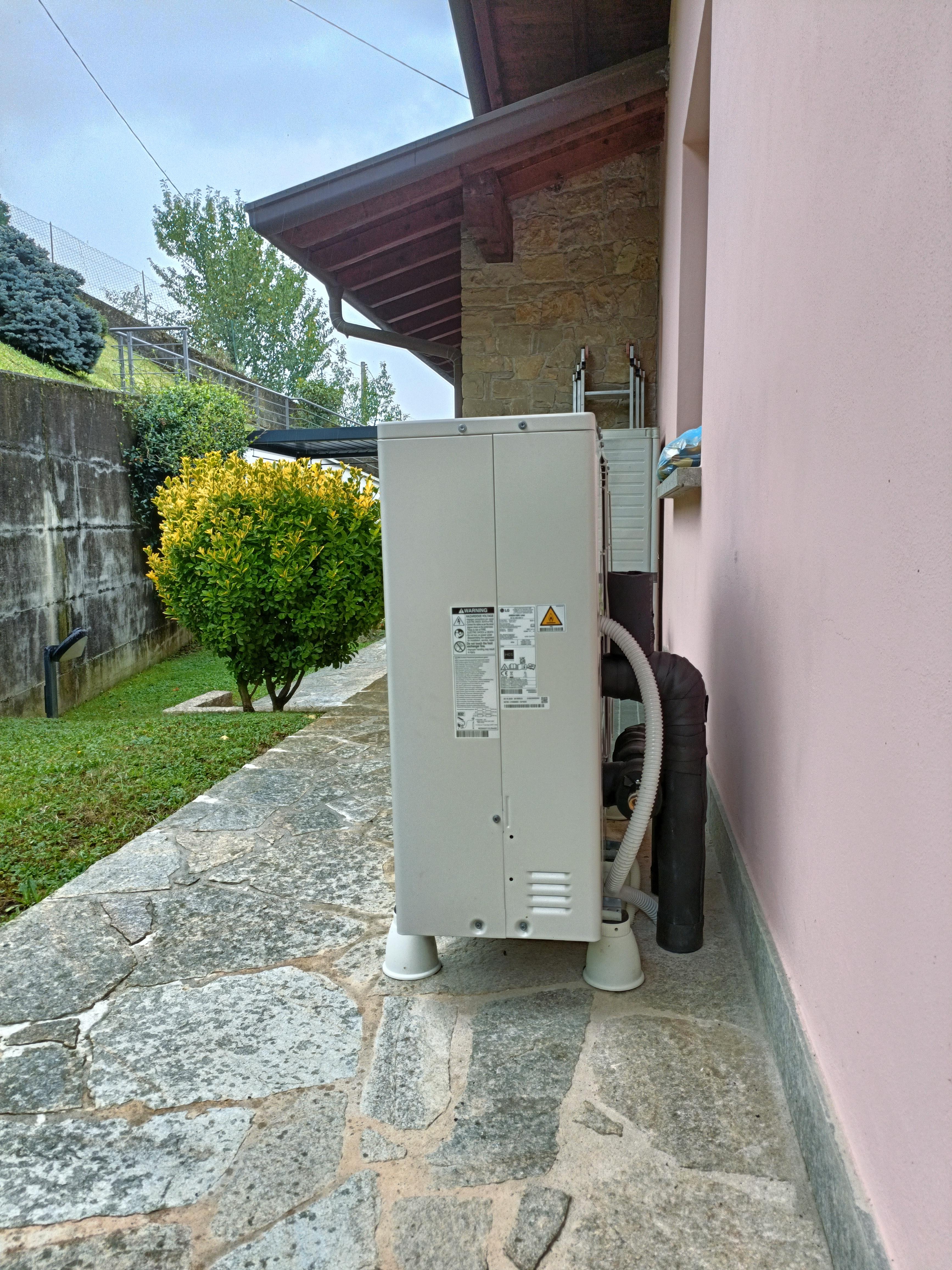 Pompa di calore LG Therma V (Cene) realizzato da HF Impianti,  a Monza