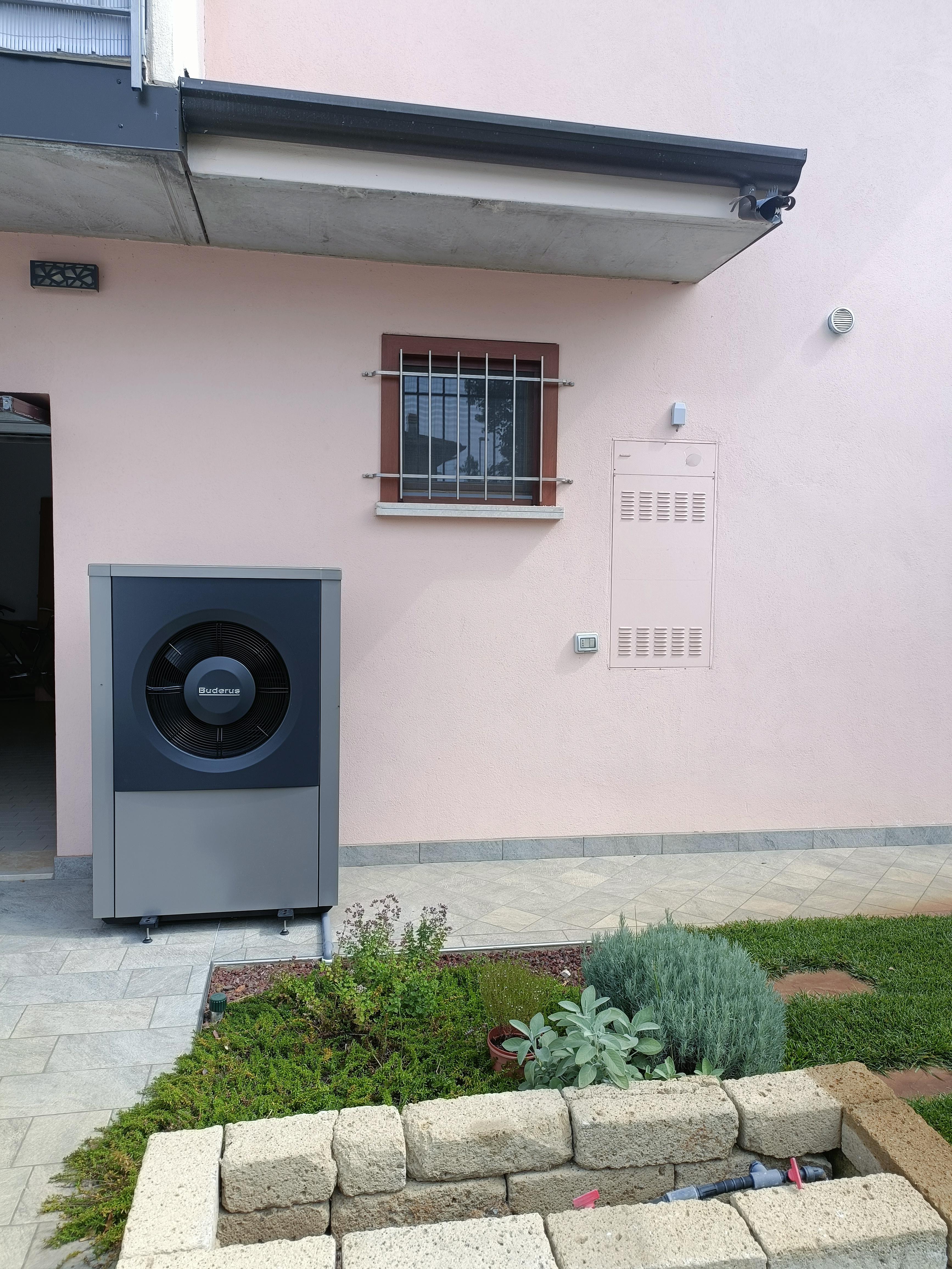 Pompa di calore Buderus (Manerbio) realizzato da HF Impianti,  a Monza