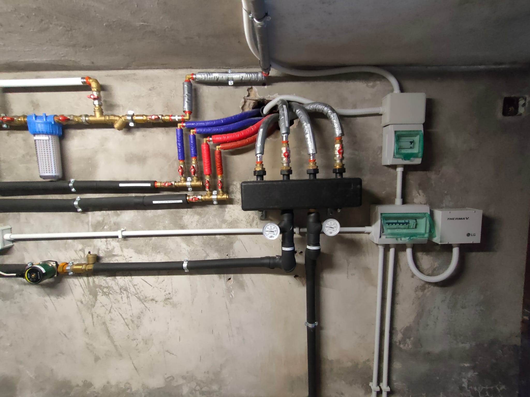 Casa Zero Gas Riqualificazione Energetica in Pompa di Calore Ariccia realizzato da STUDIO TECNICO ING. D'ALESSIO, a