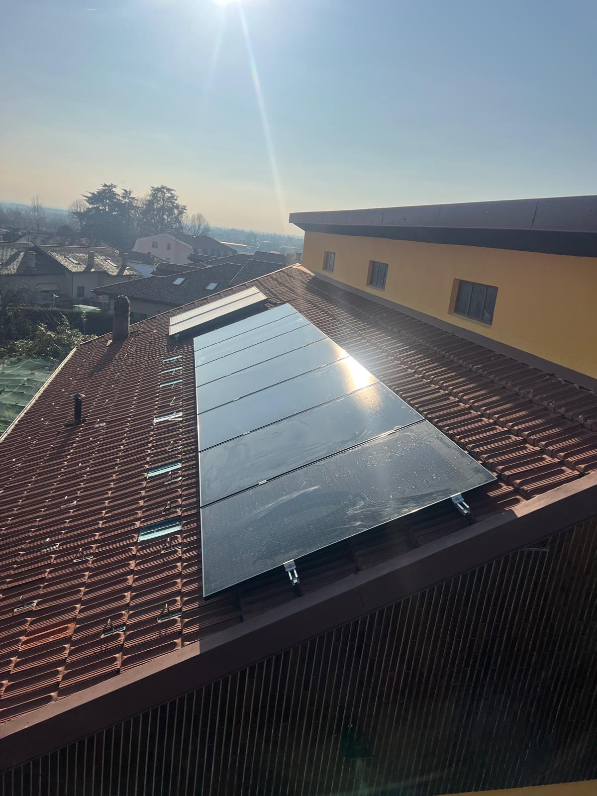 impianto fotovoltaico 6,08kw, inverter ibrido + batteria 10kw e antiblackout realizzato da F.P. IMPIANTI DI PAVESIO FABIO,  a Leinì