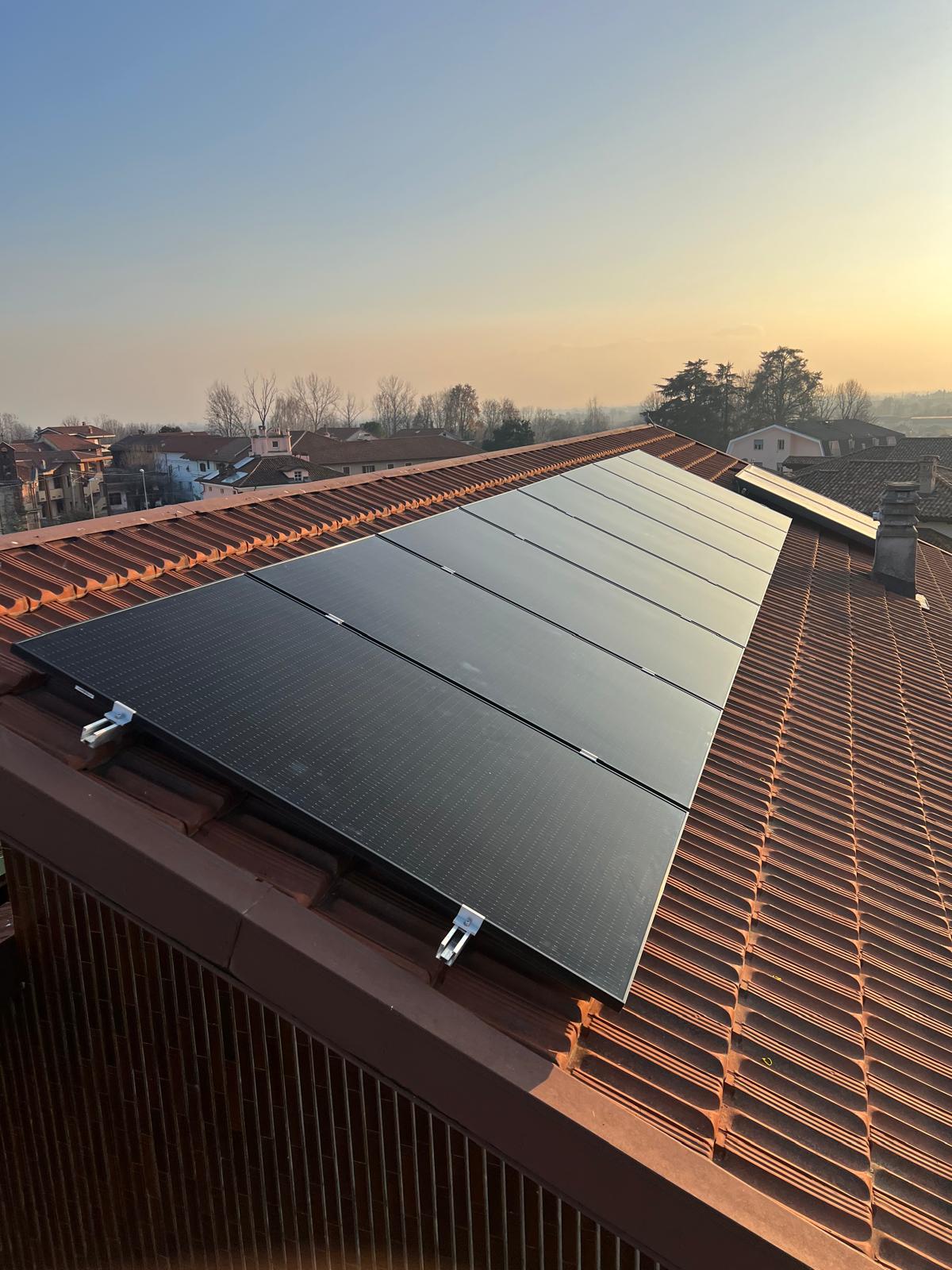 impianto fotovoltaico 6,08kw, inverter ibrido + batteria 10kw e antiblackout realizzato da F.P. IMPIANTI DI PAVESIO FABIO,  a Leinì