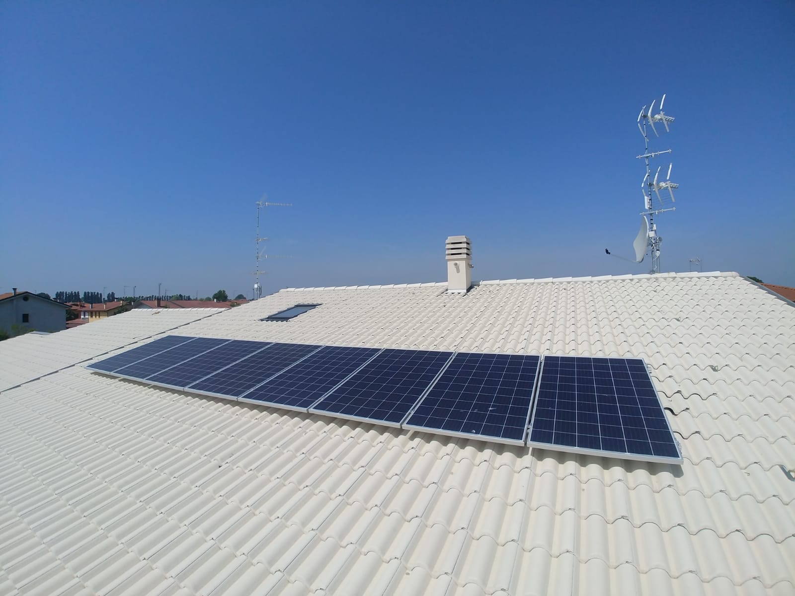 Impianto fotovoltaico su abitazioni di nuova costruzione realizzato da Ecotecnika,  a 
