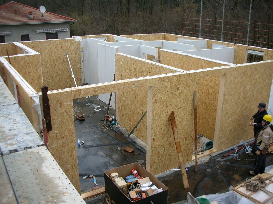 Progetto di sopralzo in legno, per realizzazione di unità abitativa indipendente realizzato da Fulvio Miatello, a Vedano Olona