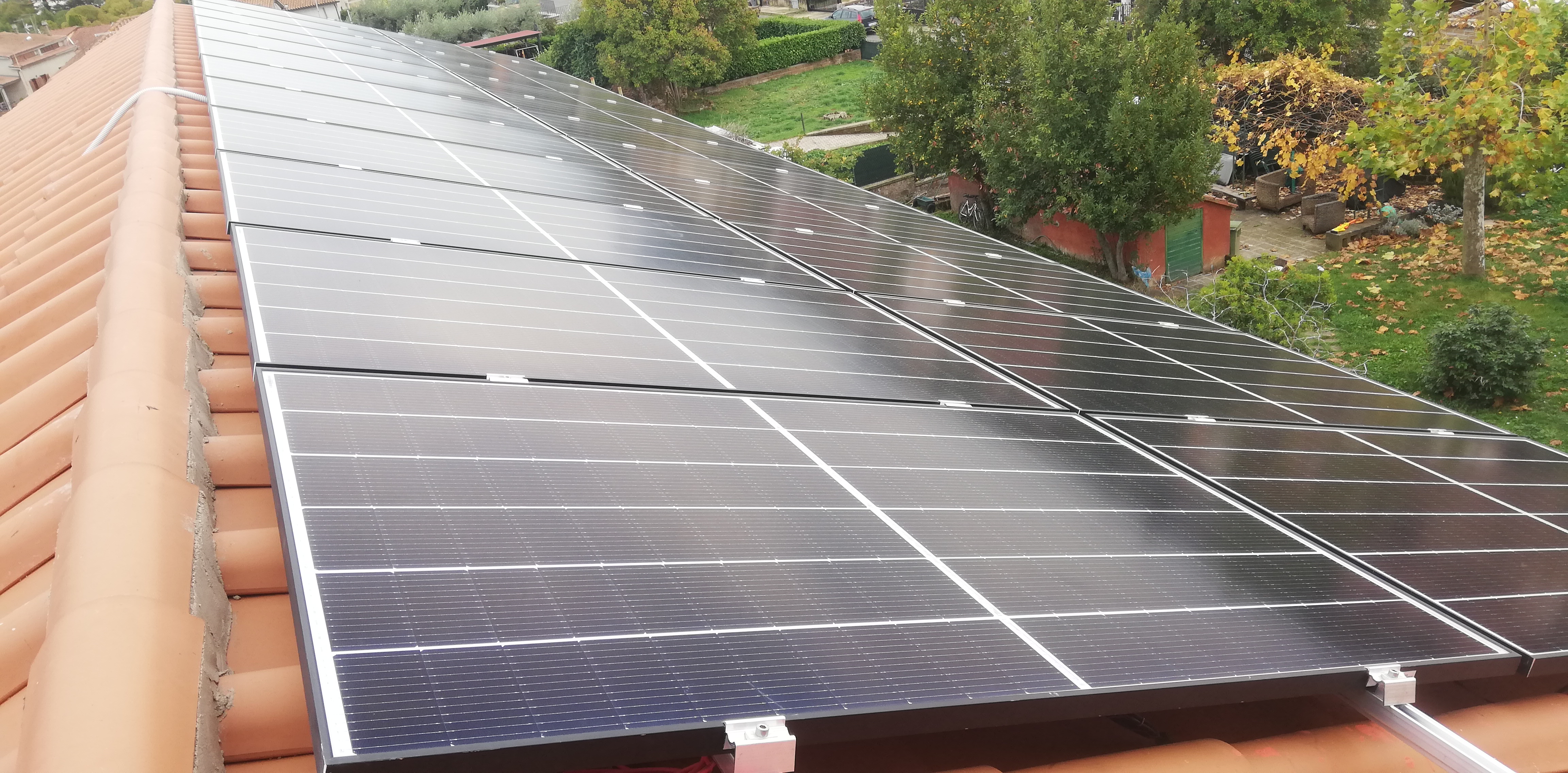 Impianto FV 8,4 Kwp, tetto a falda realizzato da BOSS IMPIANTI TECNOLOGICI snc,  a Fabrica di Roma