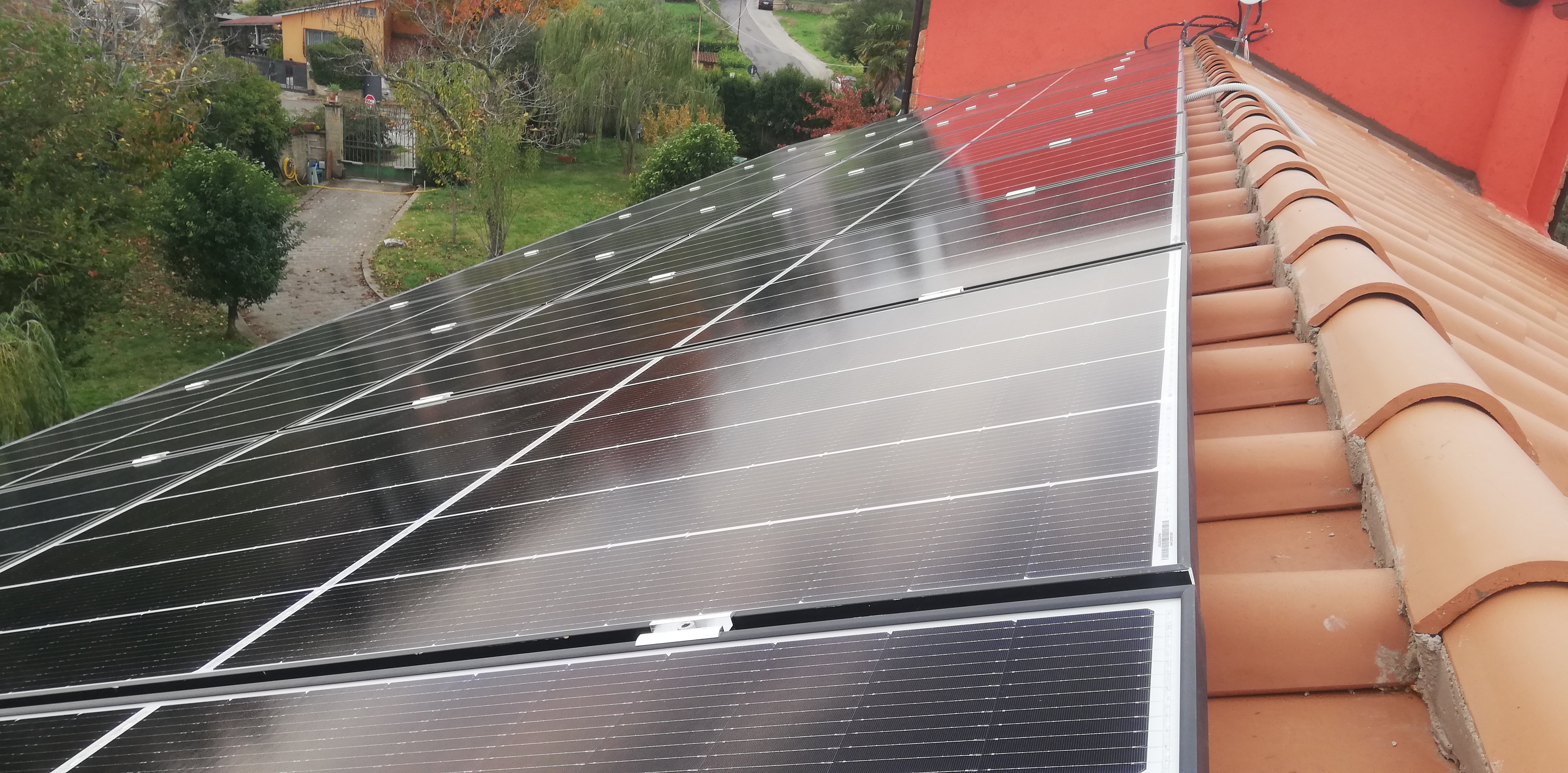 Impianto FV 8,4 Kwp, tetto a falda realizzato da BOSS IMPIANTI TECNOLOGICI snc,  a Fabrica di Roma