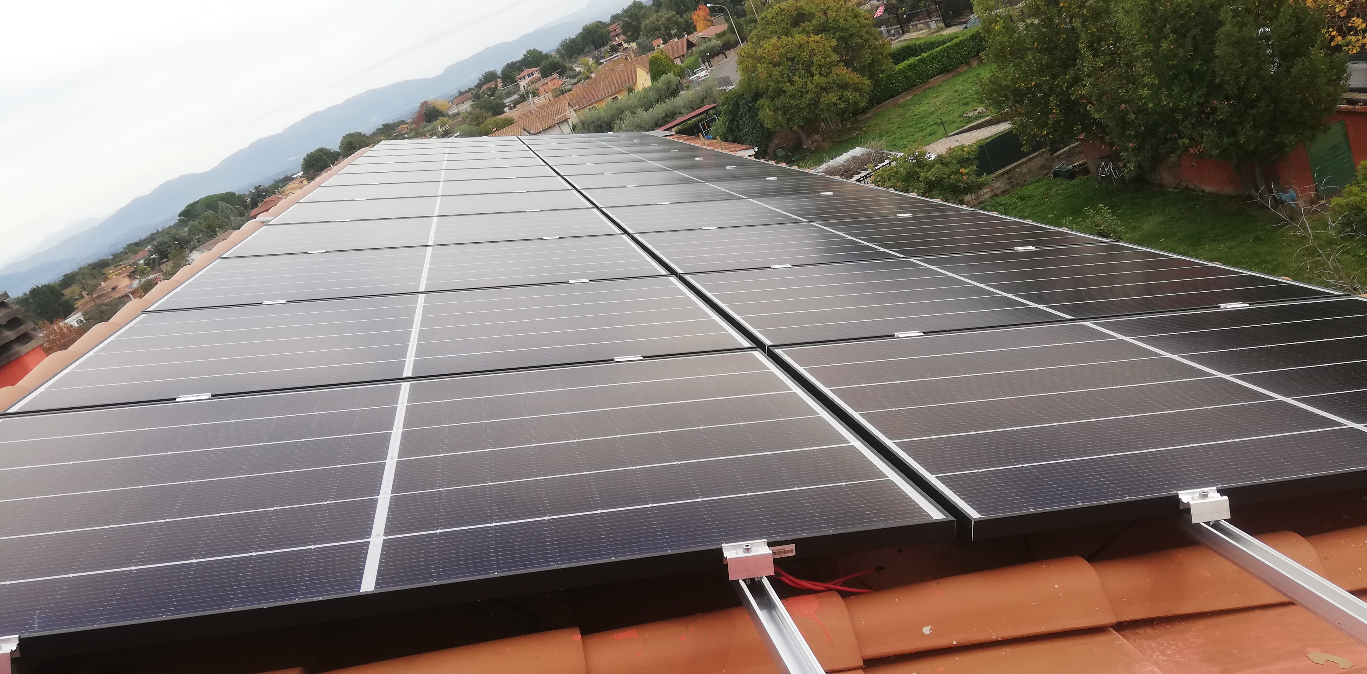 Impianto FV 8,4 Kwp, tetto a falda realizzato da BOSS IMPIANTI TECNOLOGICI snc,  a Fabrica di Roma