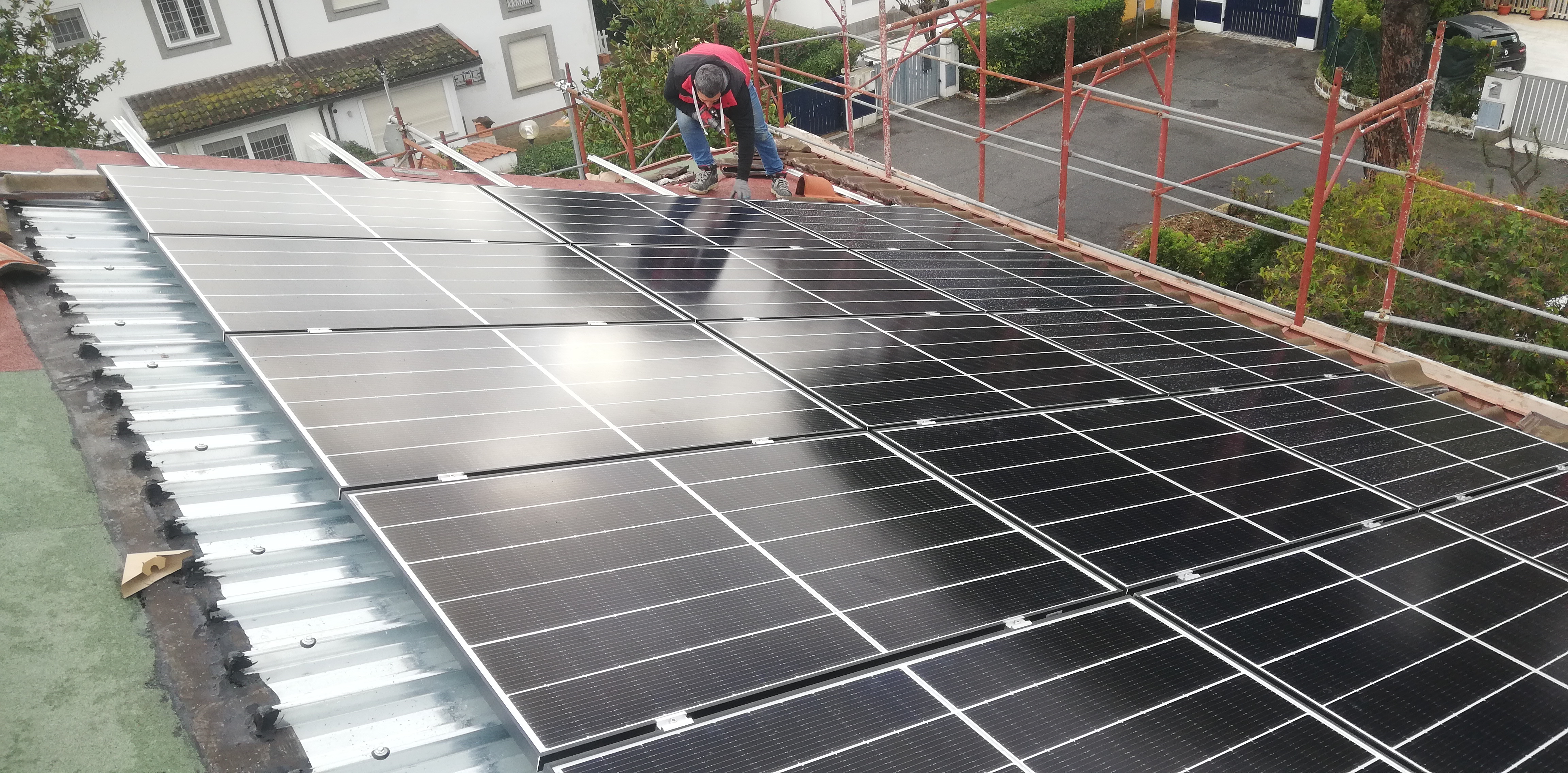 Impianto FV 8,4 Kwp, con accumulo, integrato su doppia falda realizzato da BOSS IMPIANTI TECNOLOGICI snc,  a Fabrica di Roma