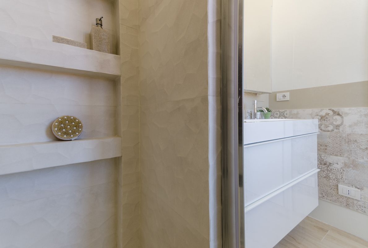 Il secondo bagno per la zona notte realizzato da Gilardi Interiors on Staging, Progettazione di interni a Melzo