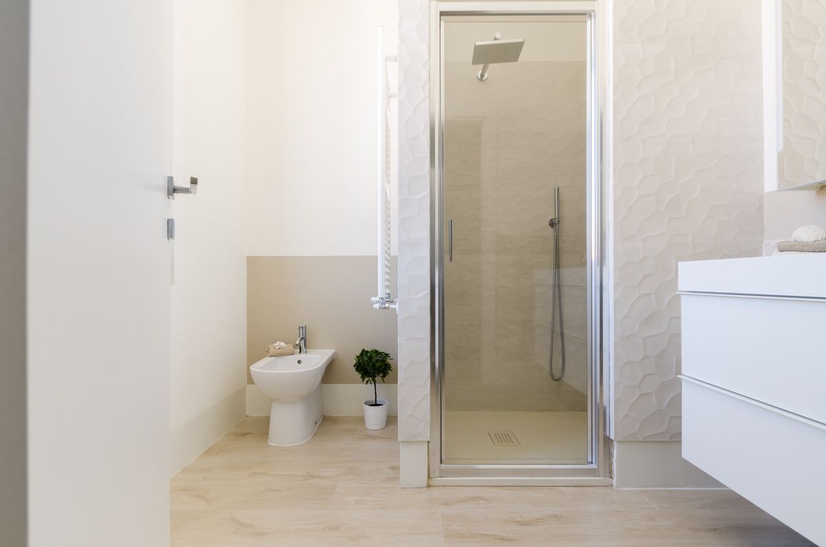 Il secondo bagno per la zona notte realizzato da Gilardi Interiors on Staging, Progettazione di interni a Melzo