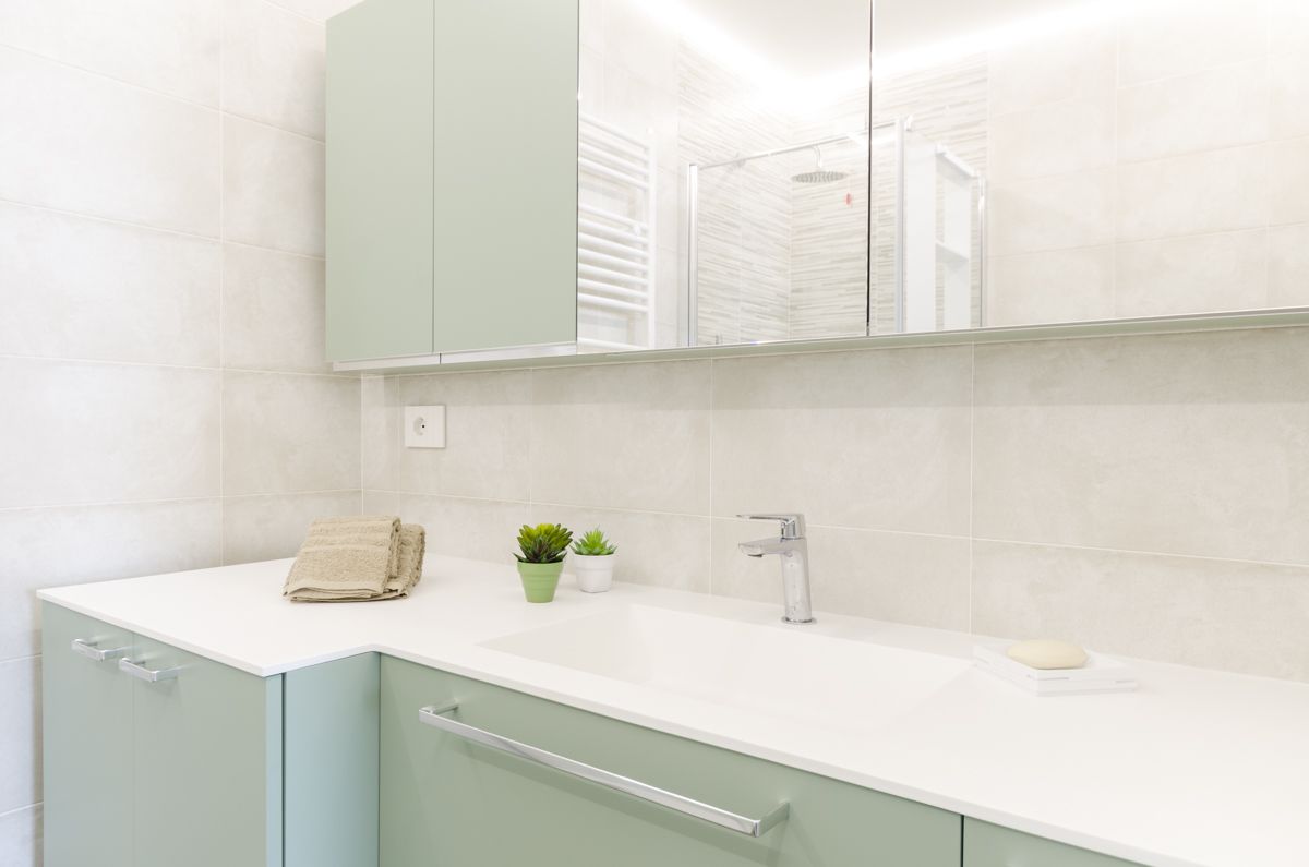 Il bagno per gli ospiti nasconde la lavanderia realizzato da Gilardi Interiors on Staging, Progettazione di interni a Melzo