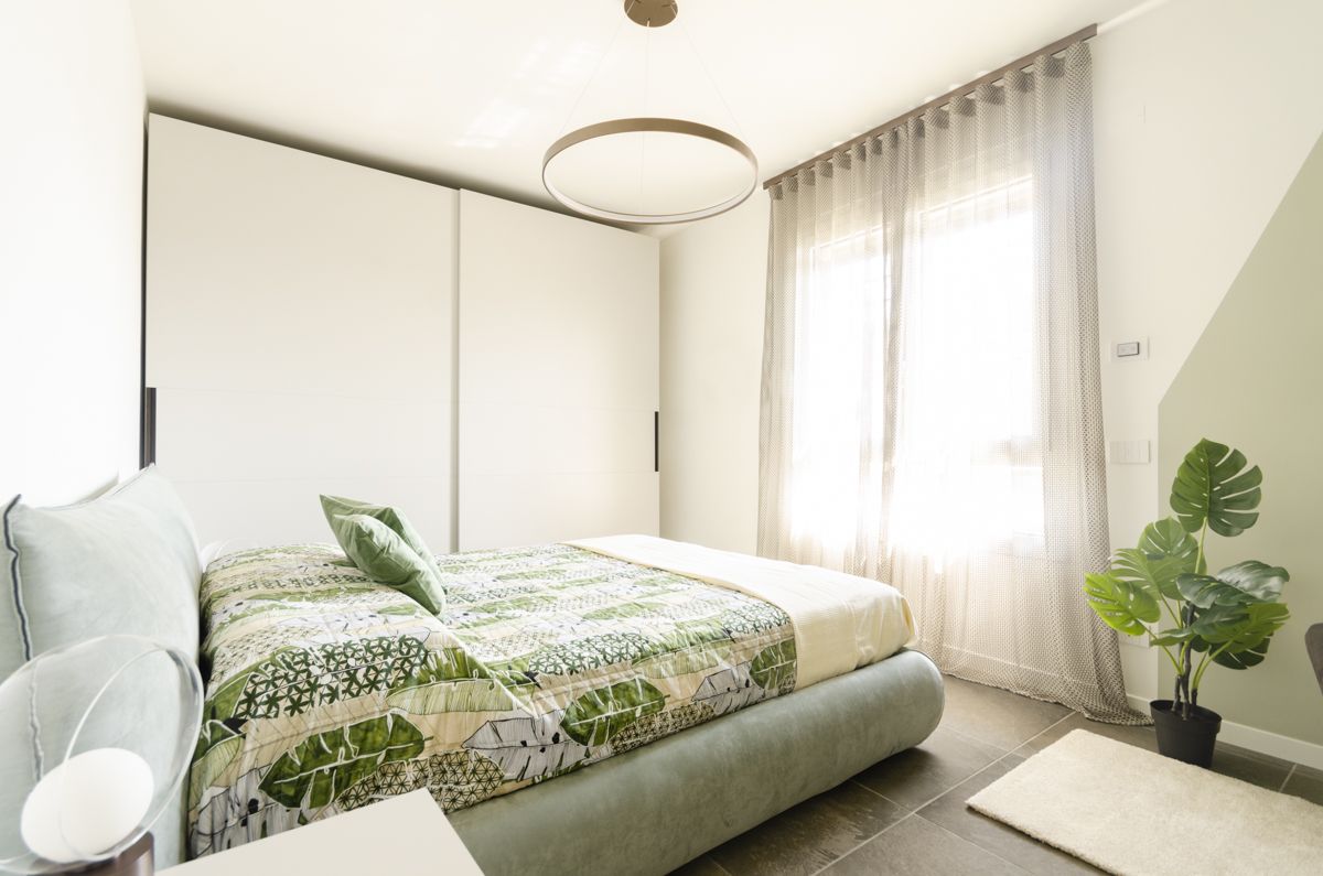 Camera da letto moderna e funzionale realizzato da Gilardi Interiors on Staging, Progettazione di interni a Melzo