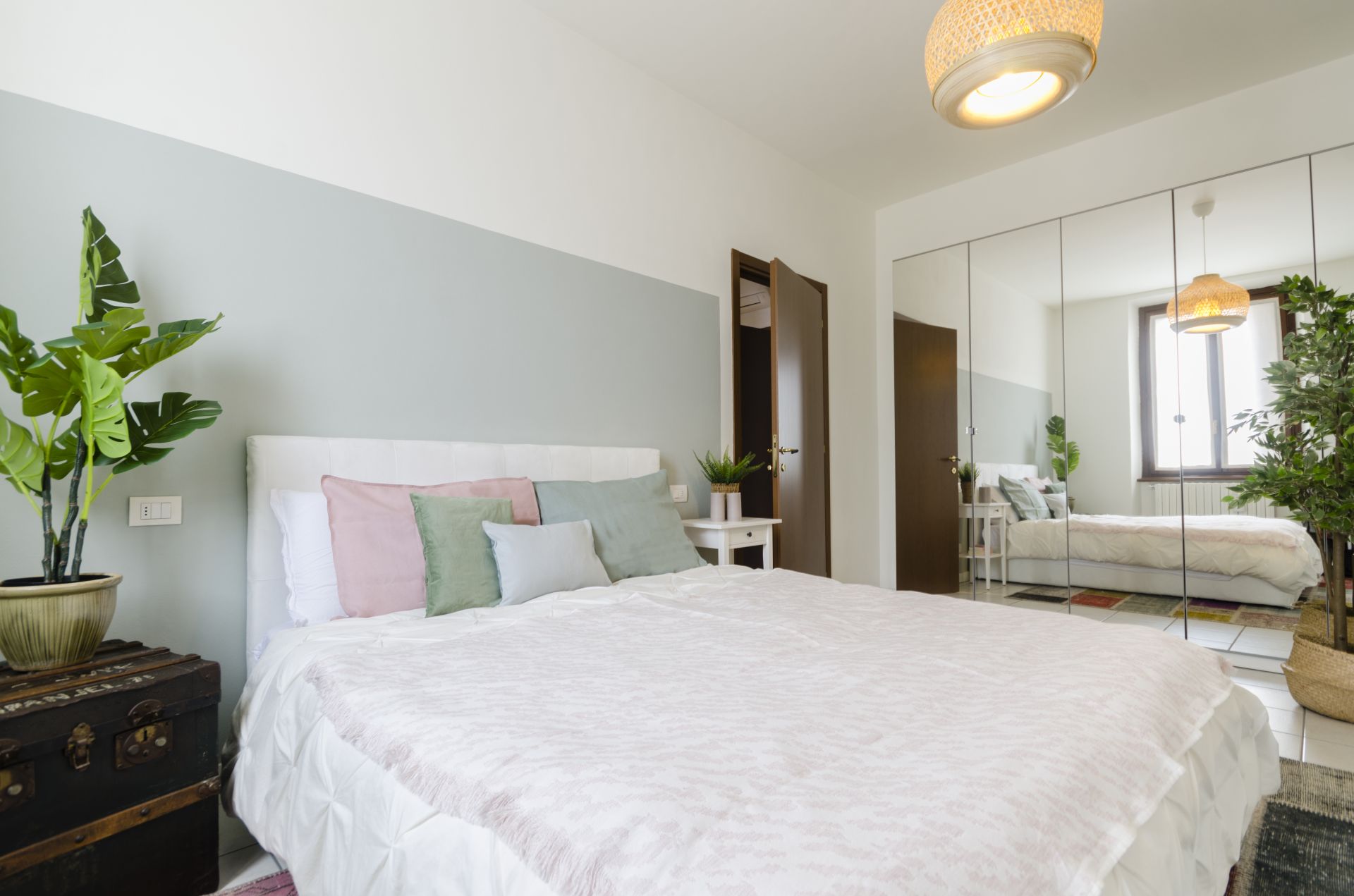 Camera da letto con tanto spazio contenitivo realizzato da Gilardi Interiors on Staging, Progettazione di interni a Melzo