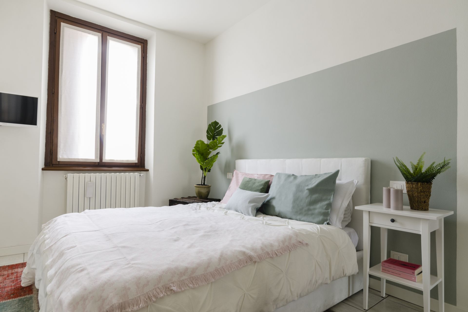 Camera da letto con tanto spazio contenitivo realizzato da Gilardi Interiors on Staging, Progettazione di interni a Melzo