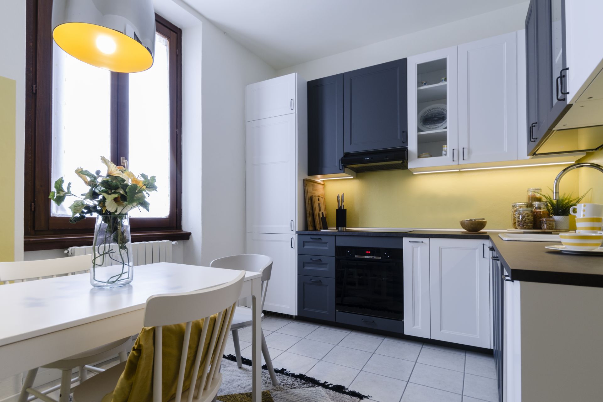 Creazione della cucina dalla camera in più per una nuova gestione degli spazi realizzato da Gilardi Interiors on Staging, Progettazione di interni a Melzo