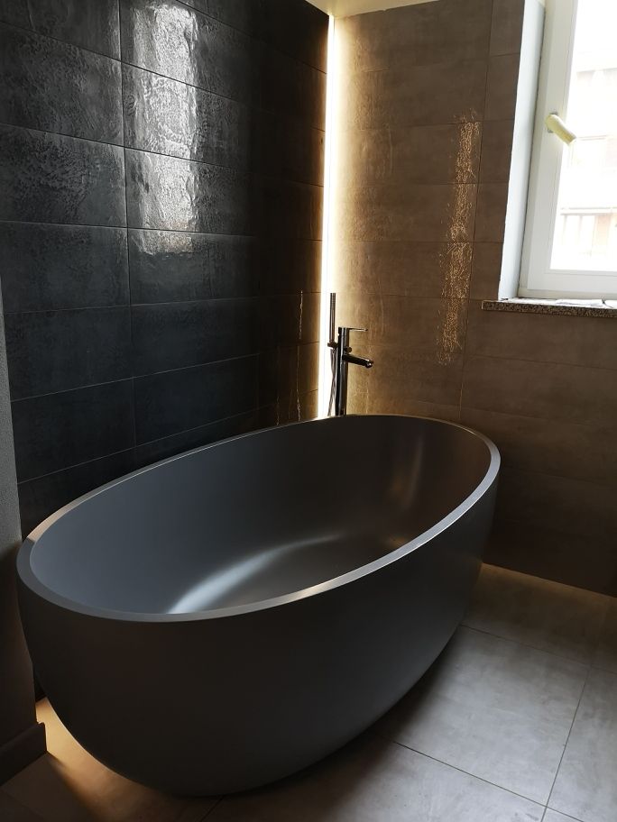 Bagno con vasca freestanding e giochi di luce realizzato da Gilardi Interiors on Staging, Progettazione di interni a Melzo