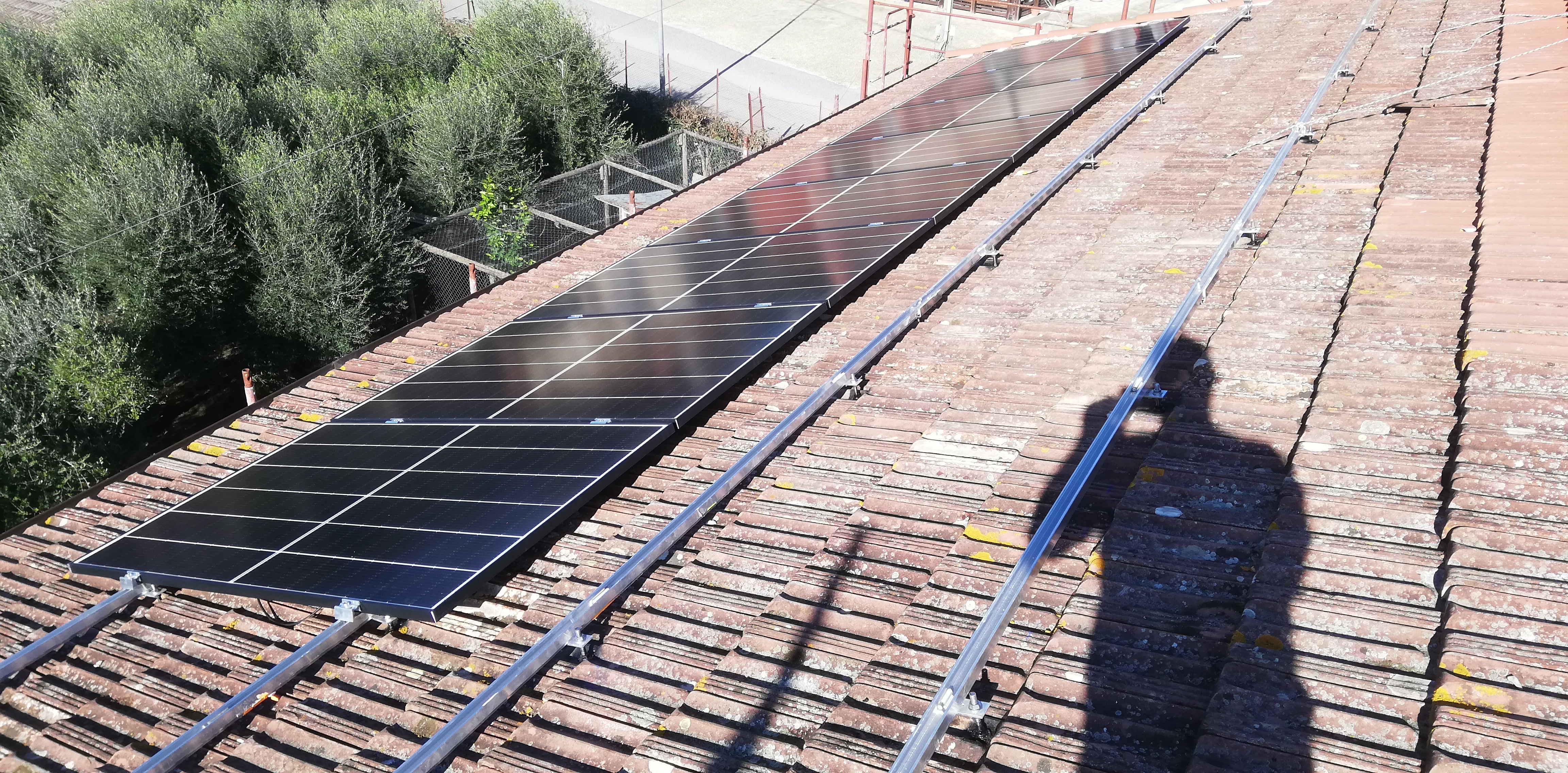 Impianto FV 6Kwp, con accumulo, integrato su doppia falda realizzato da BOSS IMPIANTI TECNOLOGICI snc,  a Fabrica di Roma