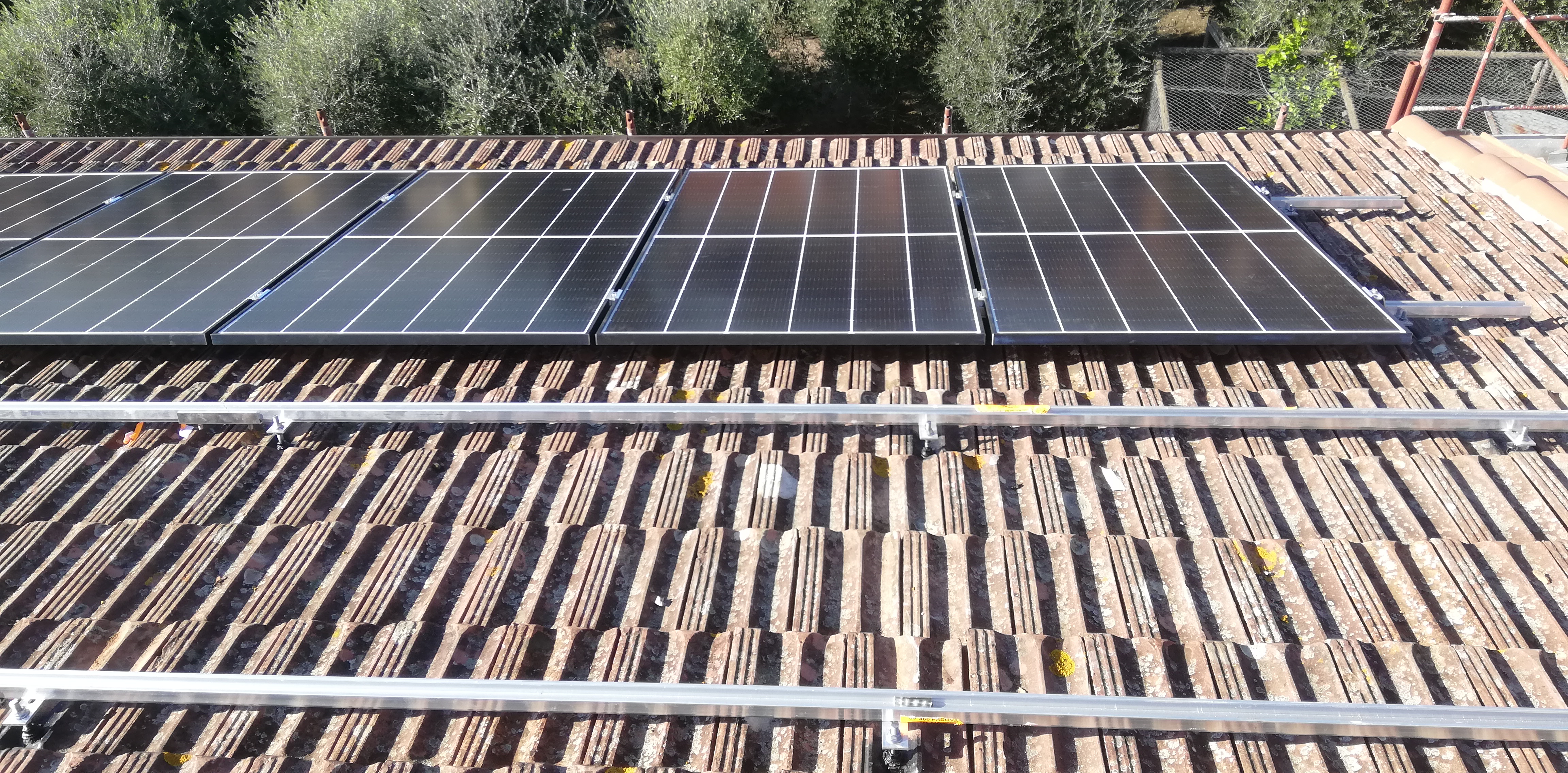 Impianto FV 6Kwp, con accumulo, integrato su doppia falda realizzato da BOSS IMPIANTI TECNOLOGICI snc,  a Fabrica di Roma