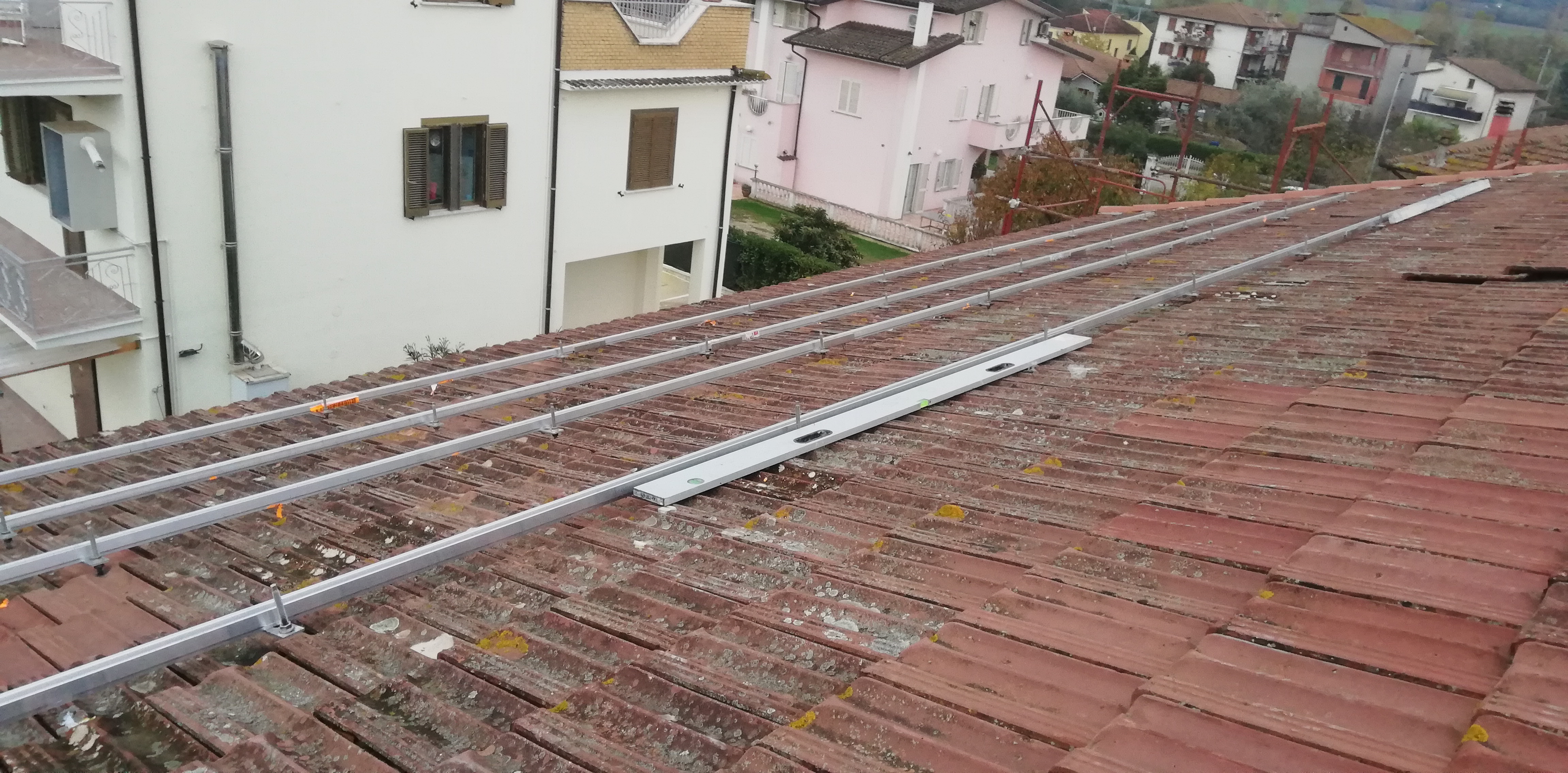 Impianto FV 6Kwp, con accumulo, integrato su doppia falda realizzato da BOSS IMPIANTI TECNOLOGICI snc,  a Fabrica di Roma