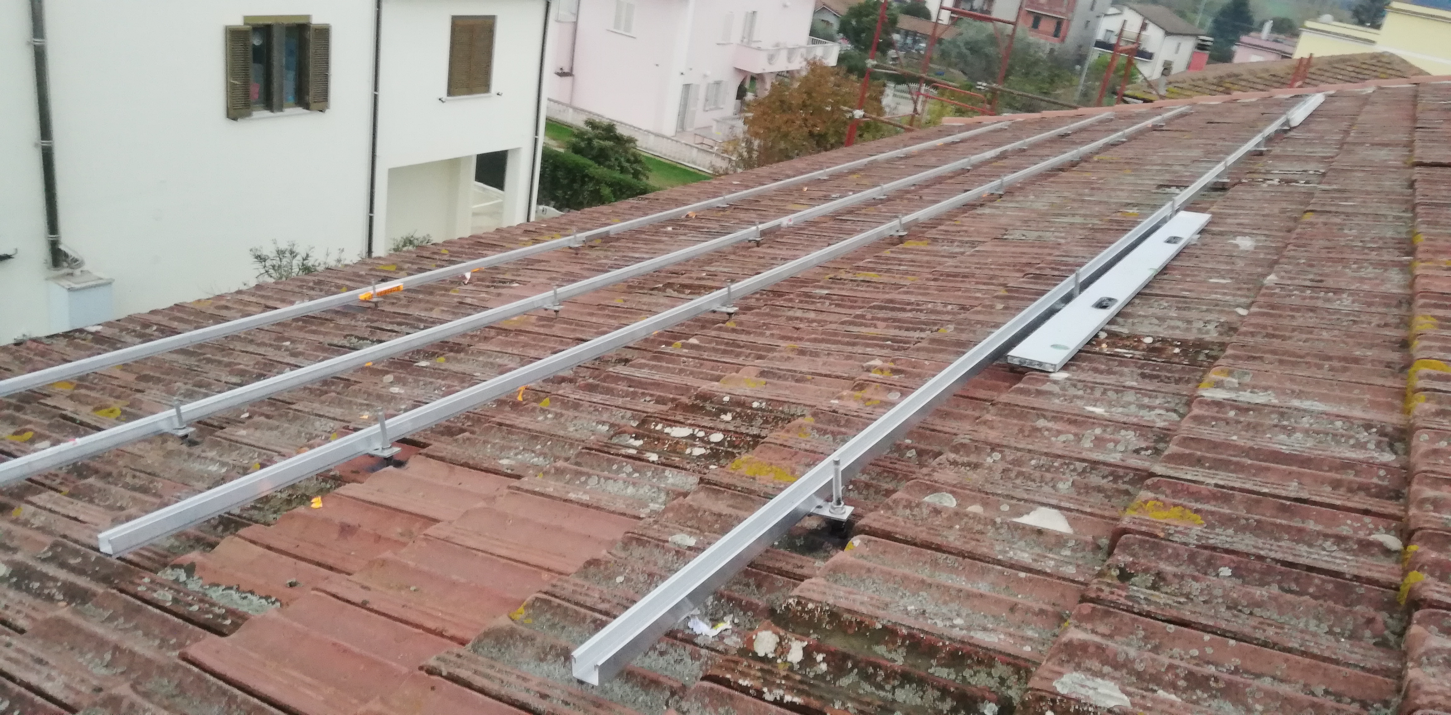 Impianto FV 6Kwp, con accumulo, integrato su doppia falda realizzato da BOSS IMPIANTI TECNOLOGICI snc,  a Fabrica di Roma