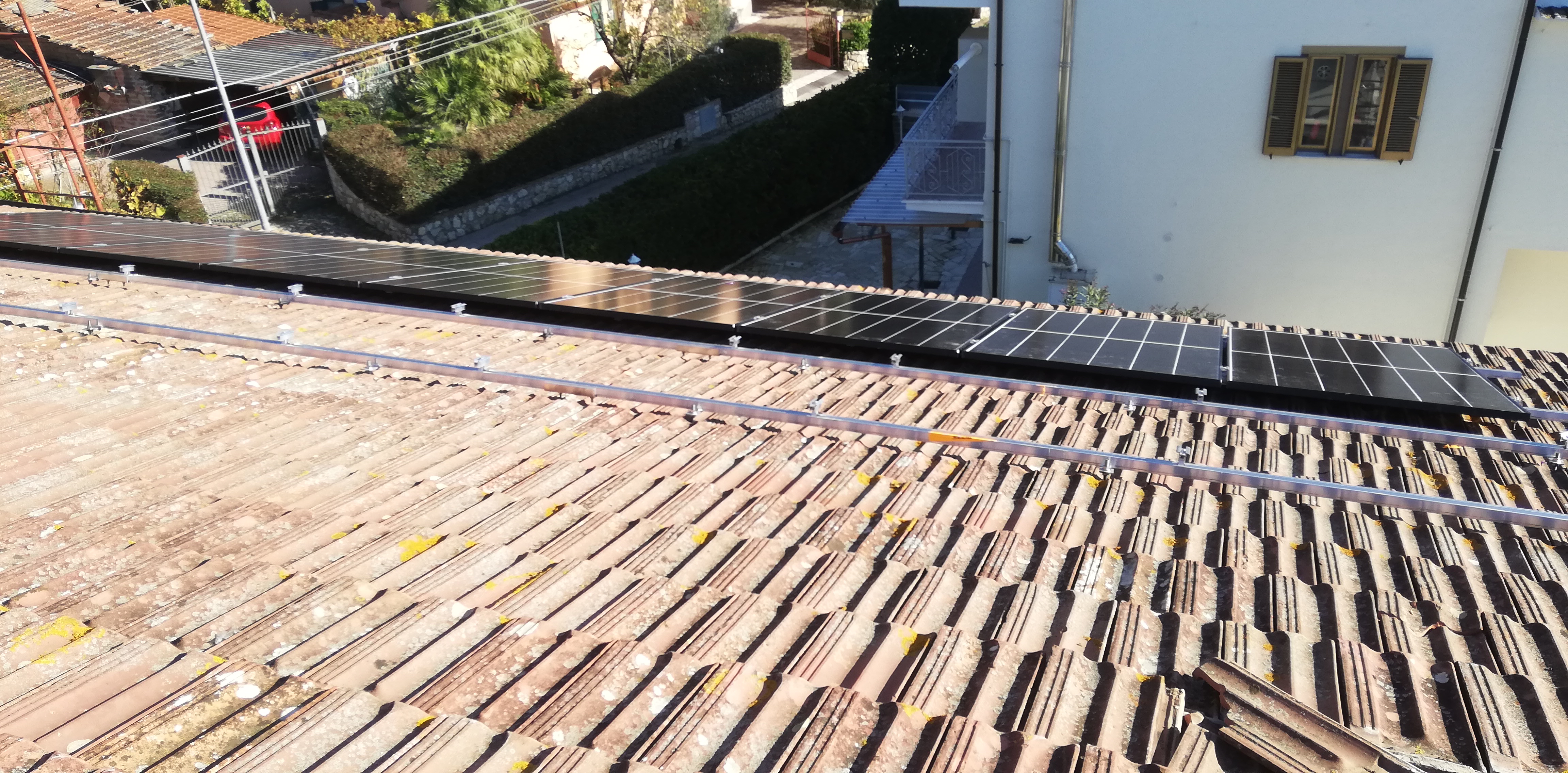 Impianto FV 6Kwp, con accumulo, integrato su doppia falda realizzato da BOSS IMPIANTI TECNOLOGICI snc,  a Fabrica di Roma