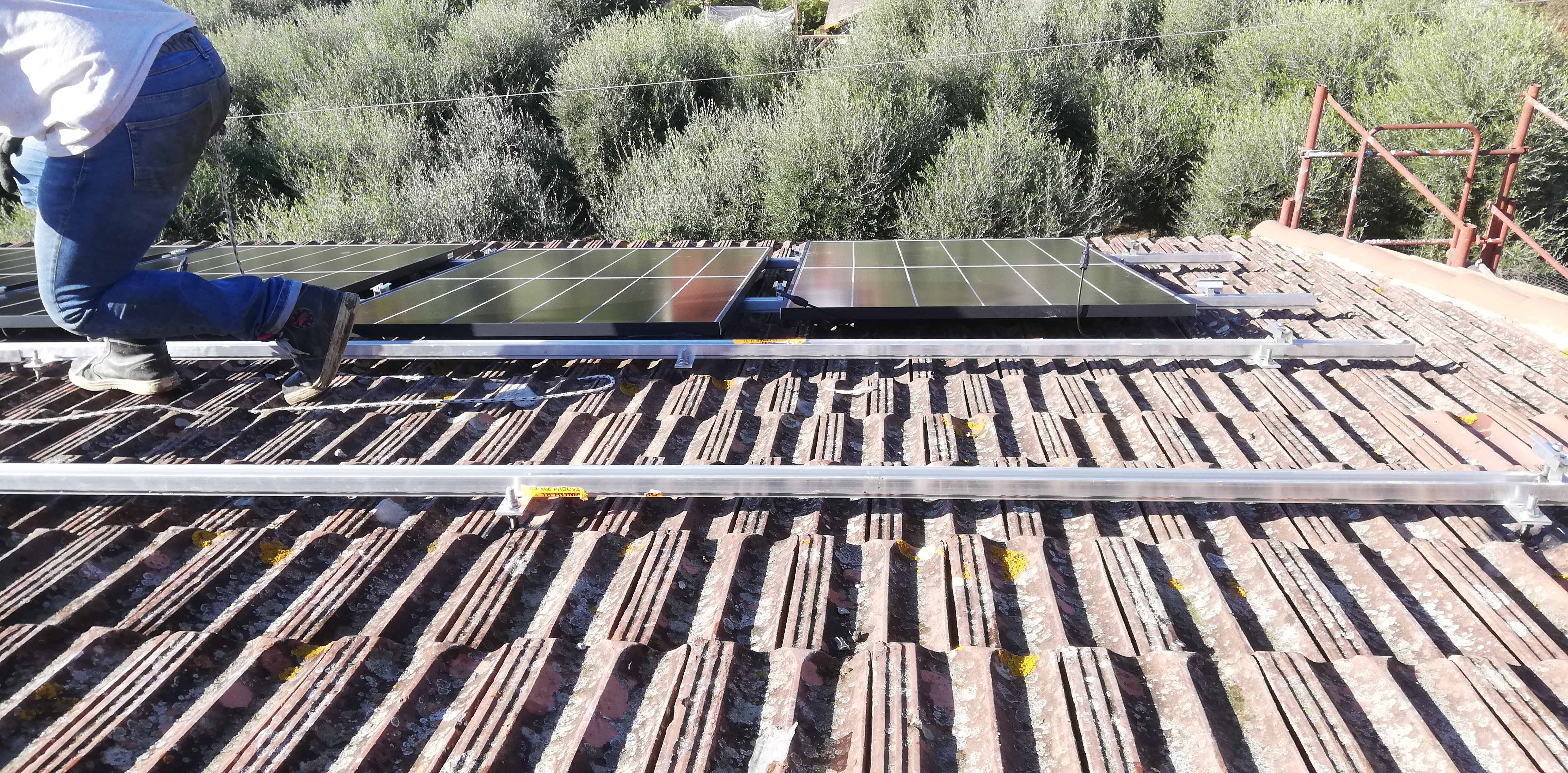 Impianto FV 6Kwp, con accumulo, integrato su doppia falda realizzato da BOSS IMPIANTI TECNOLOGICI snc,  a Fabrica di Roma