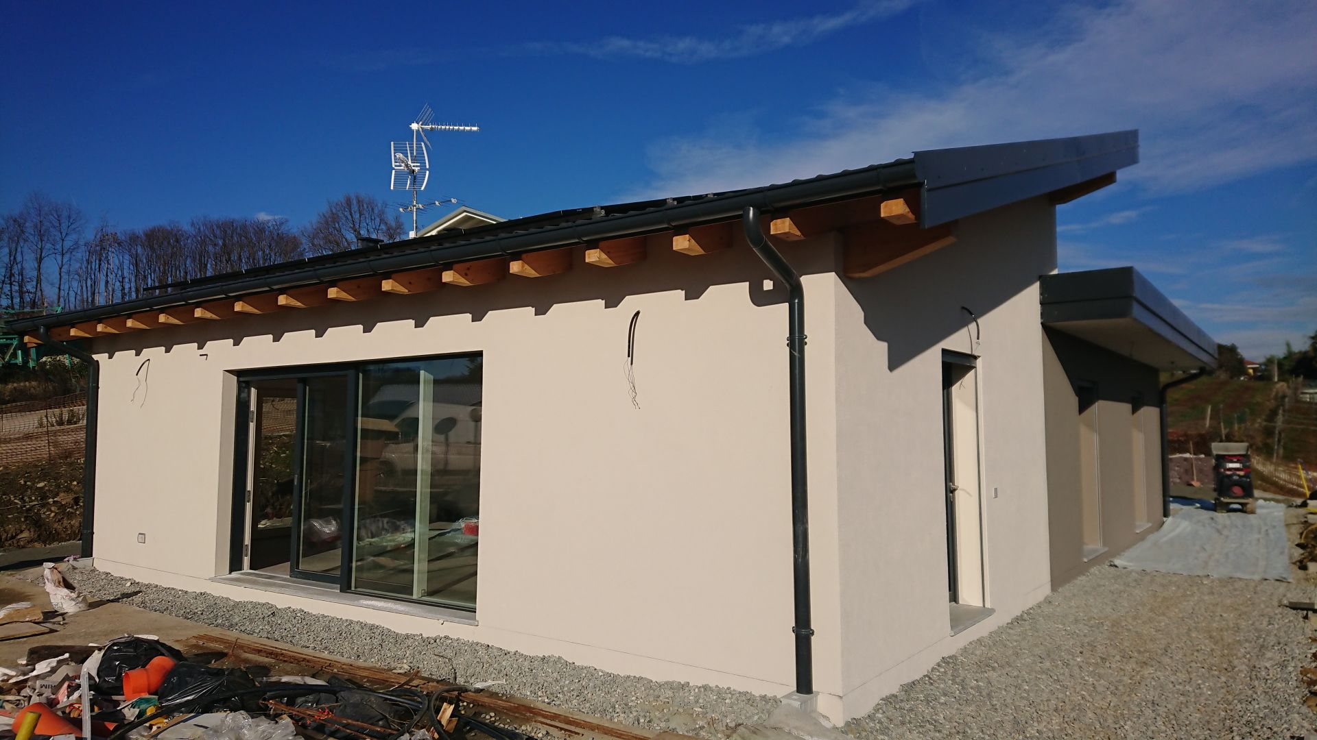 Villa unifamiliare con garage e piscina a Cavaglià (BI) realizzato da Lino Ferro Architetto, Assistenza tecnica a Oleggio
