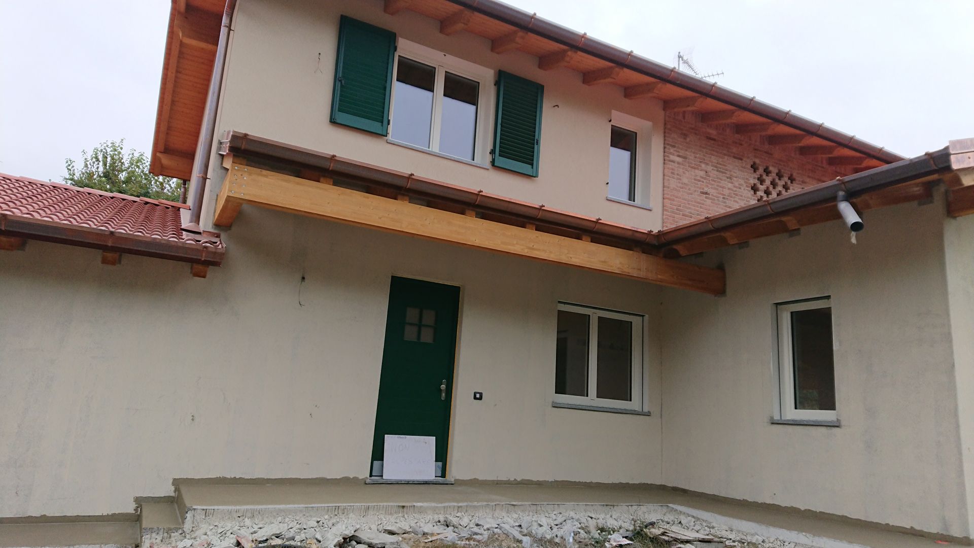 Villa unifamiliare con garage a Cuirone di Vergiate (VA) realizzato da Lino Ferro Architetto, Assistenza tecnica a Oleggio