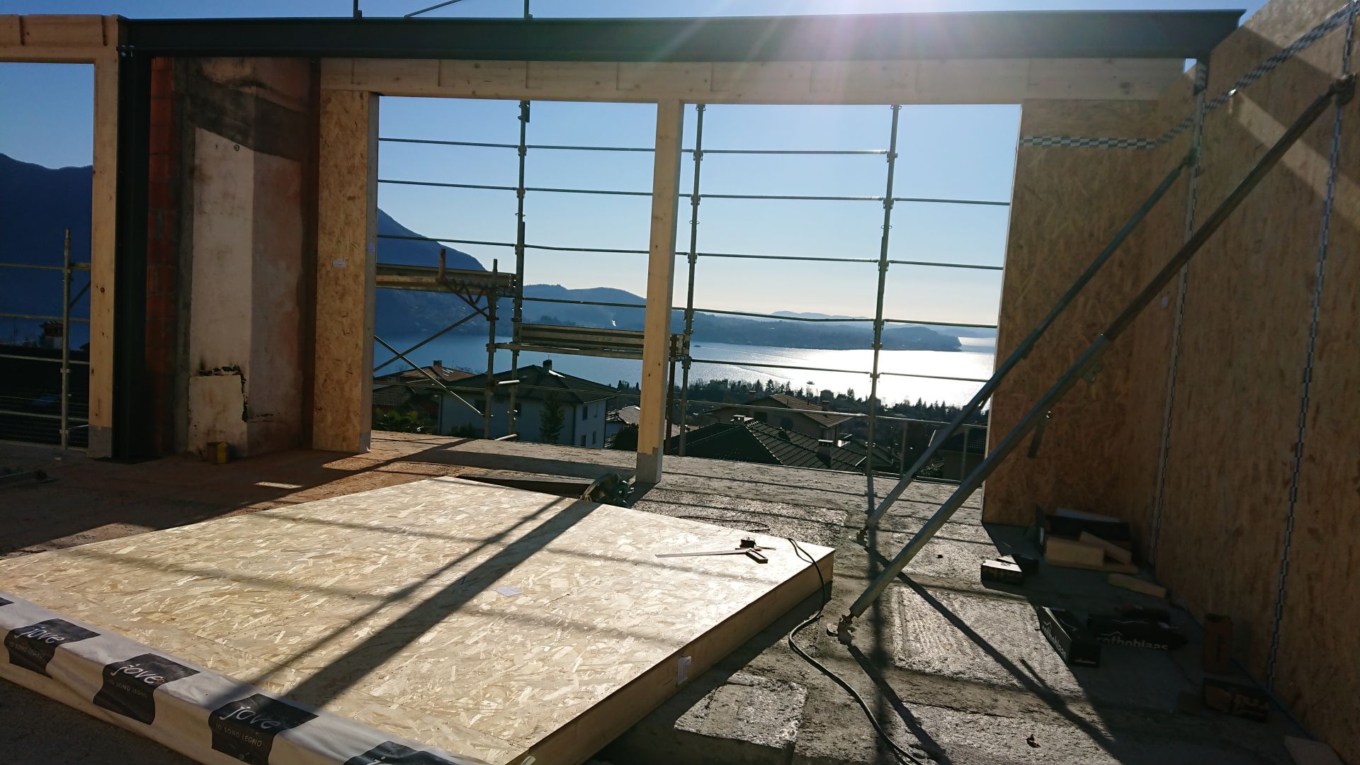 Sopralzo in legno di edificio residenziale al secondo piano Arizzano (VB) realizzato da Lino Ferro Architetto, Assistenza tecnica a Oleggio